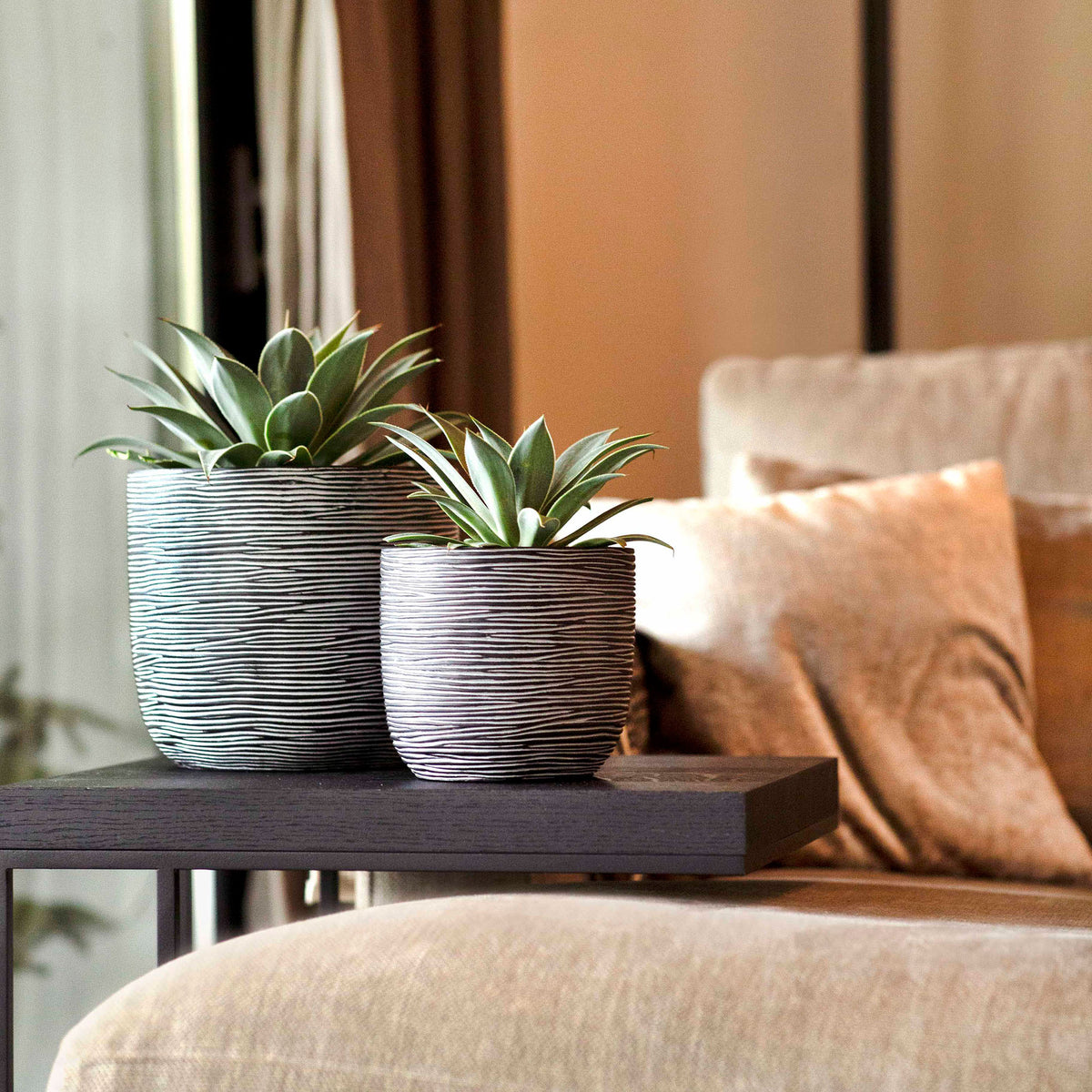 Capi flower pot Nature Rib pot ball round black — indoor pot